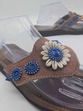 Vintage African Brown Handmade Beaded Seashell Sz 10.5 Daisy Toe-Post Sandals